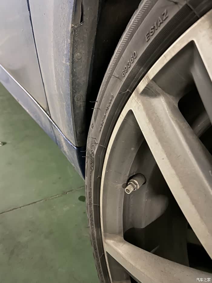 车子右前轮防爆胎鼓了两个这样的包还能继续用吗