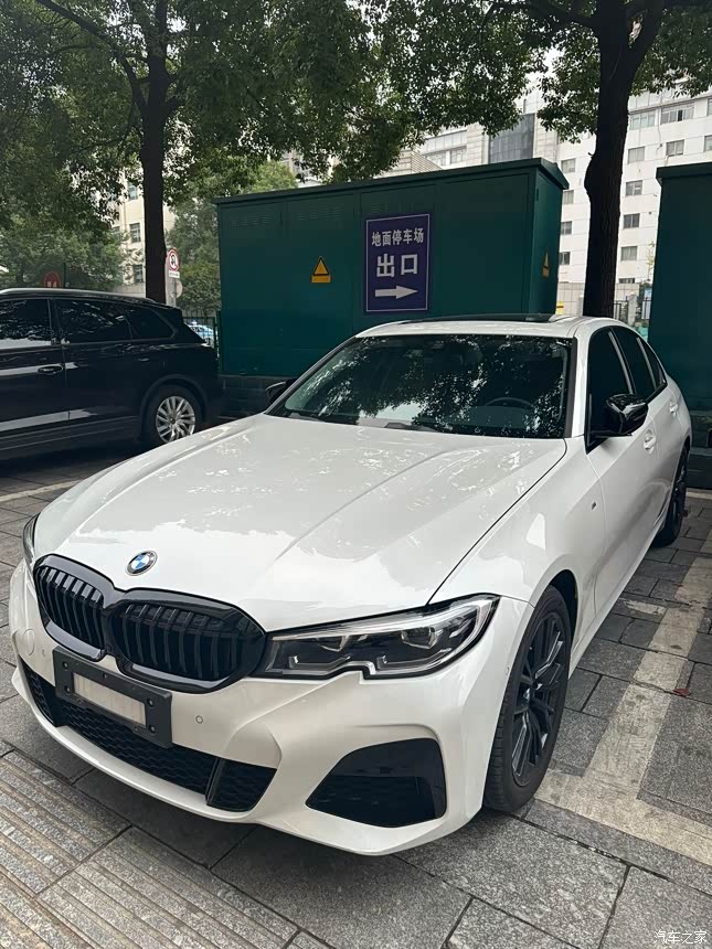 宝马325i曜夜白色车内火山红21年9月2上牌