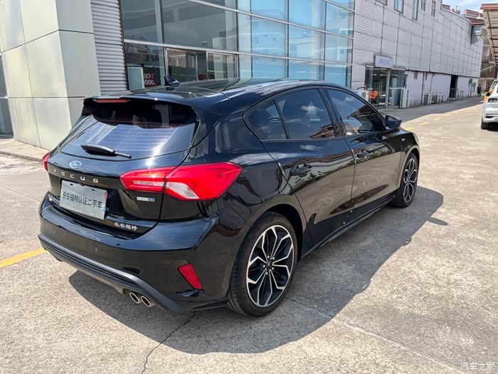 出2021款福特福克斯两厢stline版黑武士