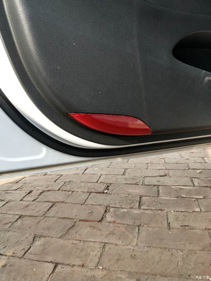 名图车门灯里面不亮是不是没有灯泡