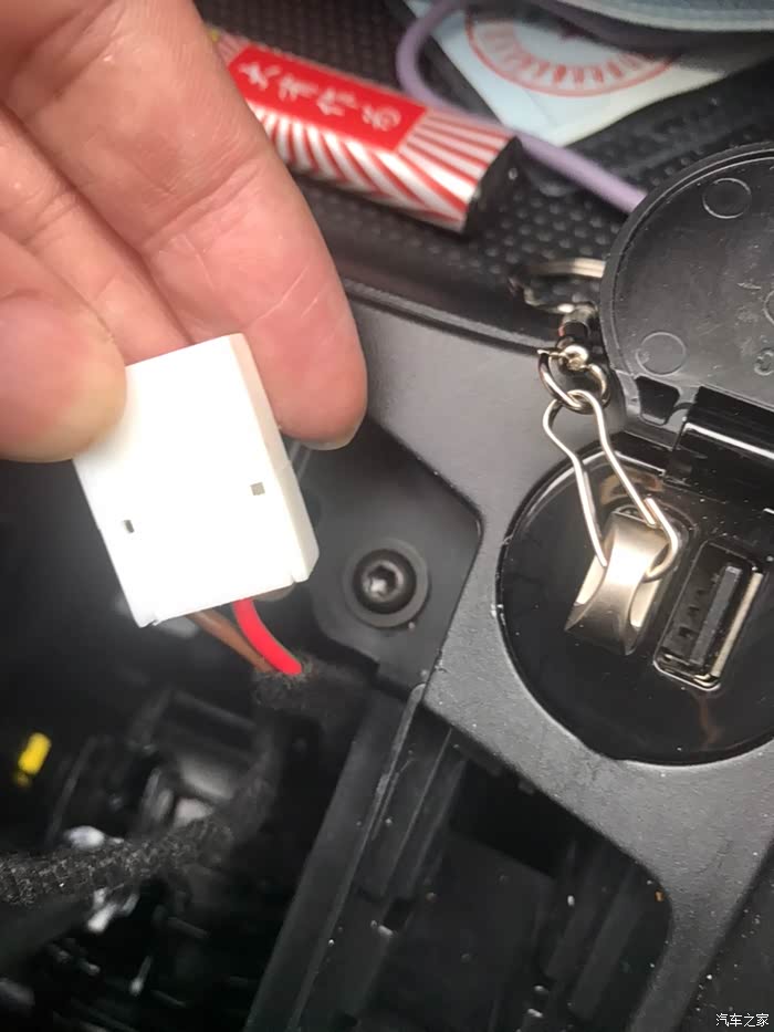 朗逸点烟器预留母插头正负极之分