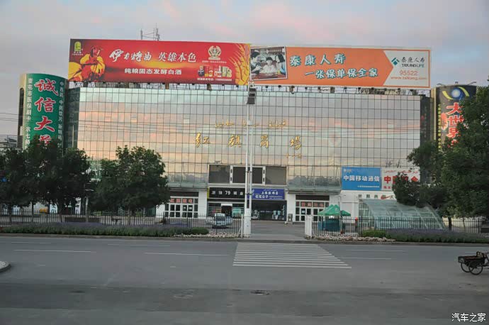 奎屯市,我和她对现在的奎屯已经不认识了,除了红旗商场还是原来的样子