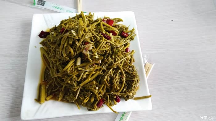 当地特色菜:凉拌木兰芽,味道不错.