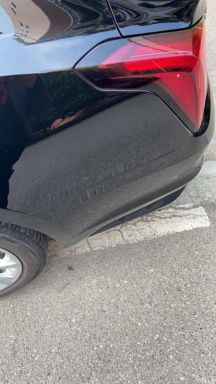 左后轮叶子板裂开