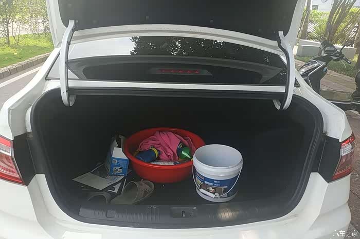 后备箱空间还行,日常需求没问题