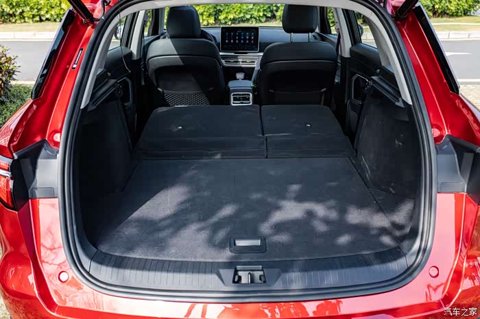 后备厢支持后排放倒,增加储物空间,在我看来,基本野外露营这个深度都