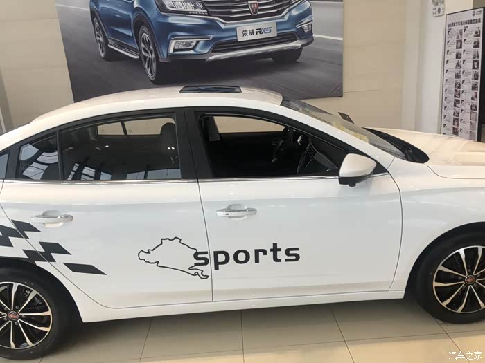 看看侧面,还是很有运动感的,车贴设计人家店里贴的,还是很好看的!