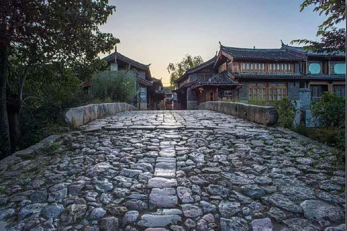 玉龙雪山下,茶马古道边,千年束河镇