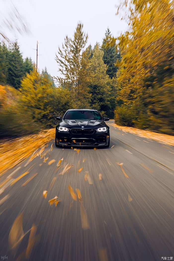 bmwm3m5黑色神秘行驶在公路上拉风