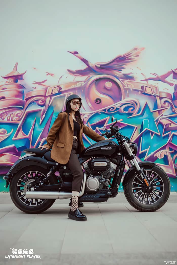 女神不飙车灰石300性感女骑也能玩出复古机车范儿