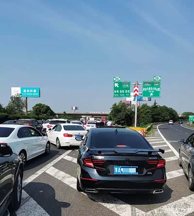 1号上午出发,免费高速,堵得一塌糊涂,前面河南老乡的车子小尾翼改的挺