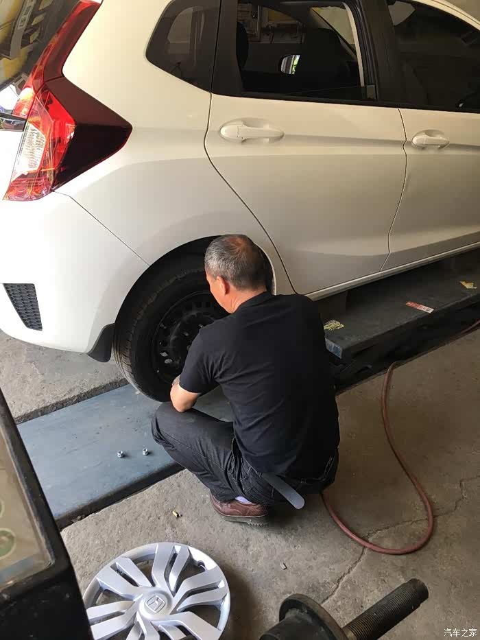 三代飞度更换马牌cc6轮胎作业