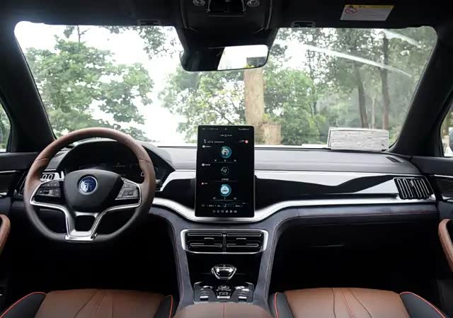 比亚迪宋plus采用了对称式的中控布局