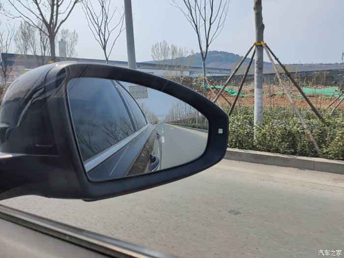 出发的时候她还特意从副驾驶拍了张照片,说早晚要坐到主驾驶