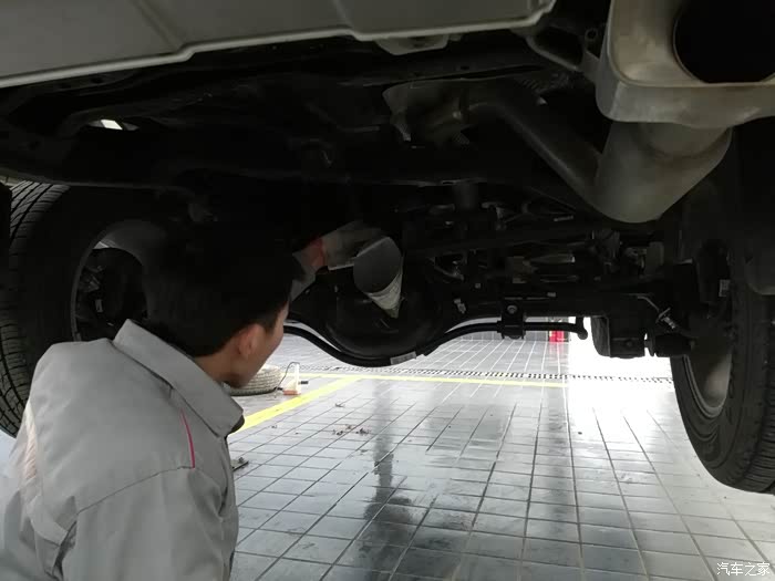 换后桥油小师傅很进者,说带插述锁的油和不带油不一样,不能混合到一起