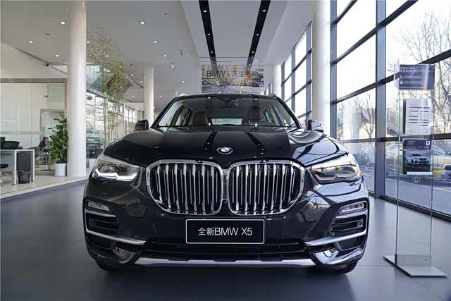当你站在x5的车头前,可以明显感受到相比于老款气场的的提升_宝马x5