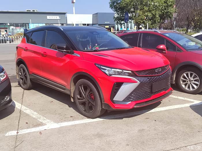 提了一辆红色缤越cool作为代步工具