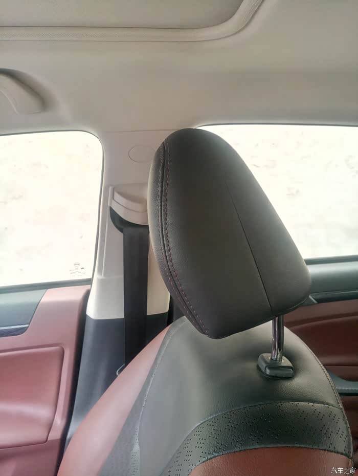 改变一下主驾座椅头枕位置这样再开车就舒服了