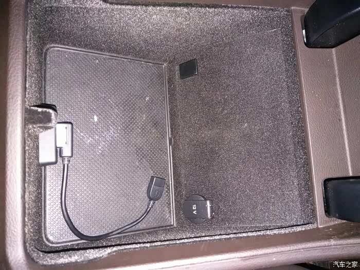 求助11款途锐aux在哪?