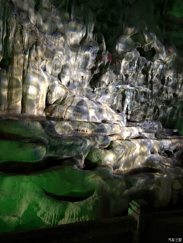 奇石嶙峋别有洞天的溶洞景观