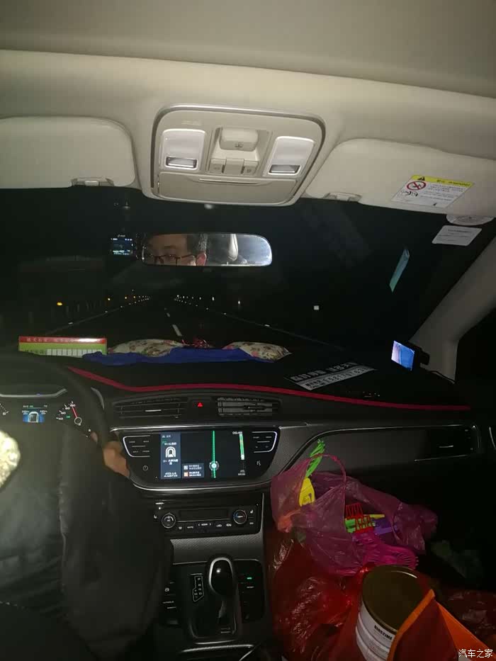 满满的一车东西,连副驾驶位上都放满了东西.