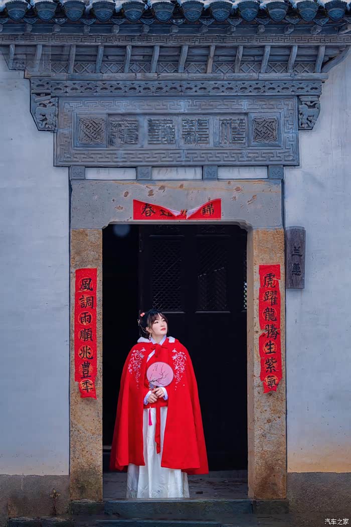 一袭红袍加身愿来年风调雨顺