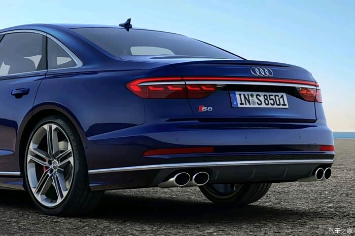 蓝色的奥迪还是挺有动感的.