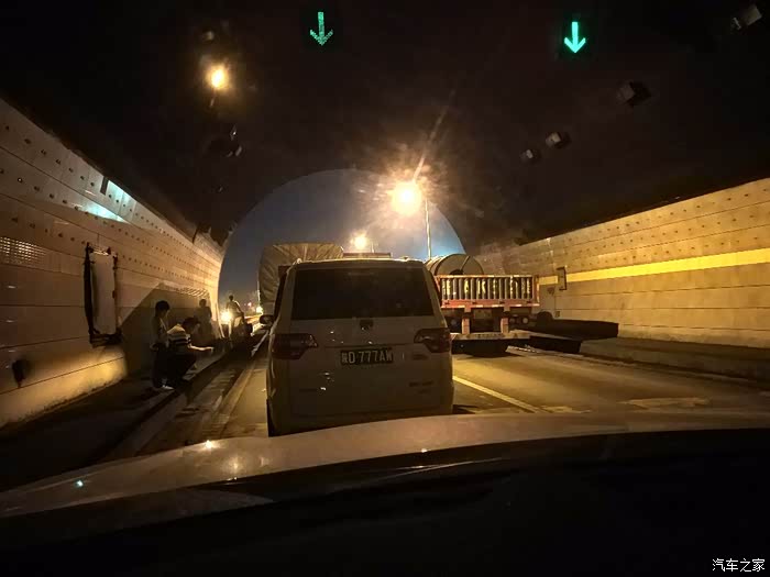 g5京昆速,西安——汉中方向秦岭服务区堵车严重,目前已停两个半时