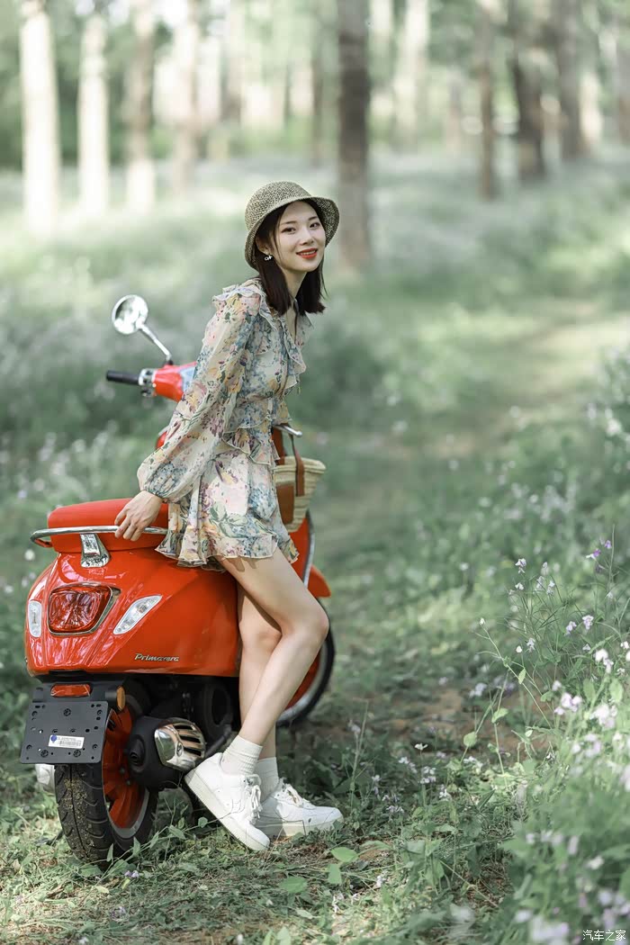 红人体验官不甘平淡京师女骑钟爱vespa中国红限量版