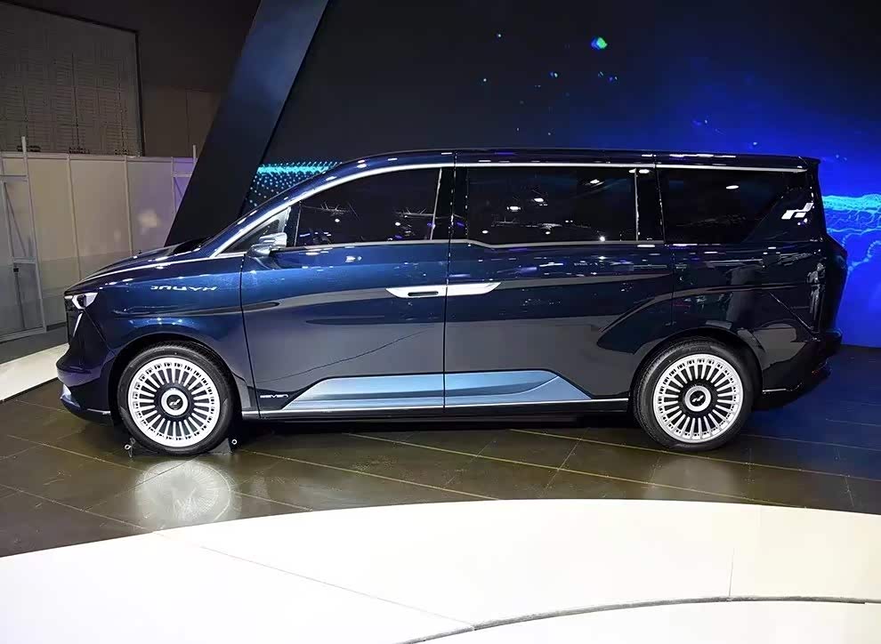 这款车名为艾康尼克7系,听起来就比较高端