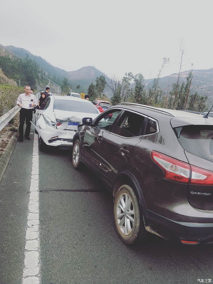 年初五高速撞车秒杀凌派