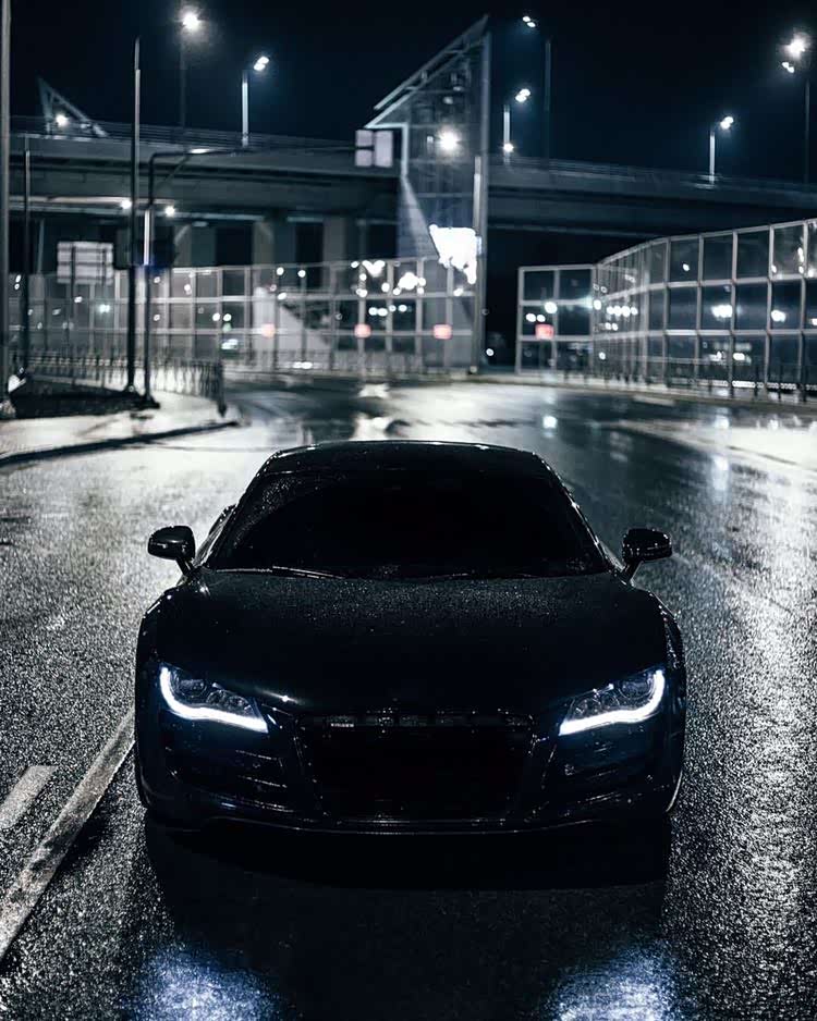 雨夜黑金刚奥迪r8帅到爆炸