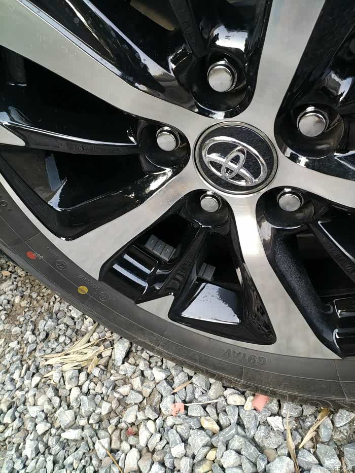 新车轮胎配重块太多