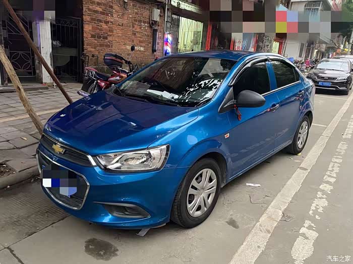 雪佛兰爱唯欧蓝色很骚气呀.