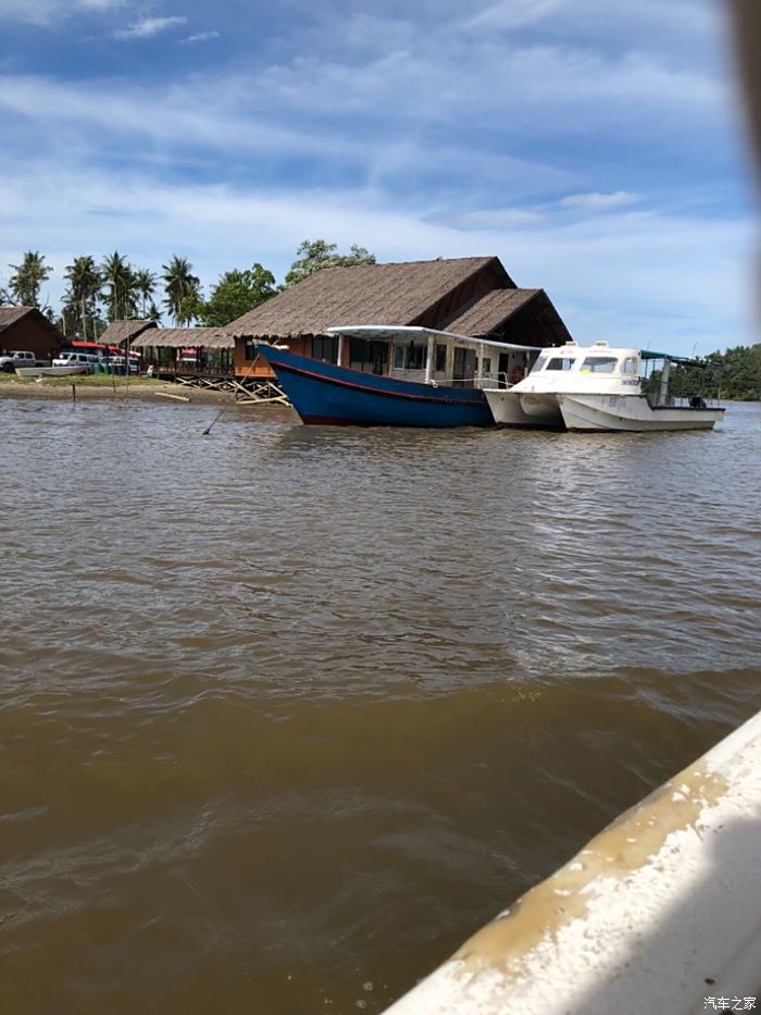 剛出海,連接大海這一節海水黃黃的,比較髒,但沒有拉圾