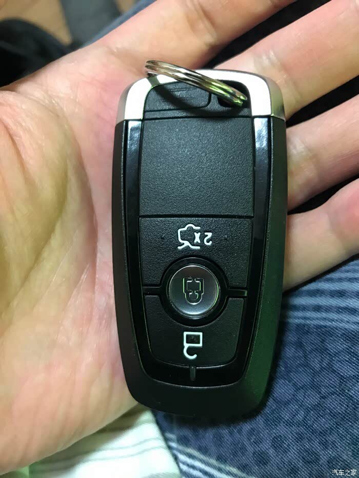 锐界18款钥匙怎么打开换电池?