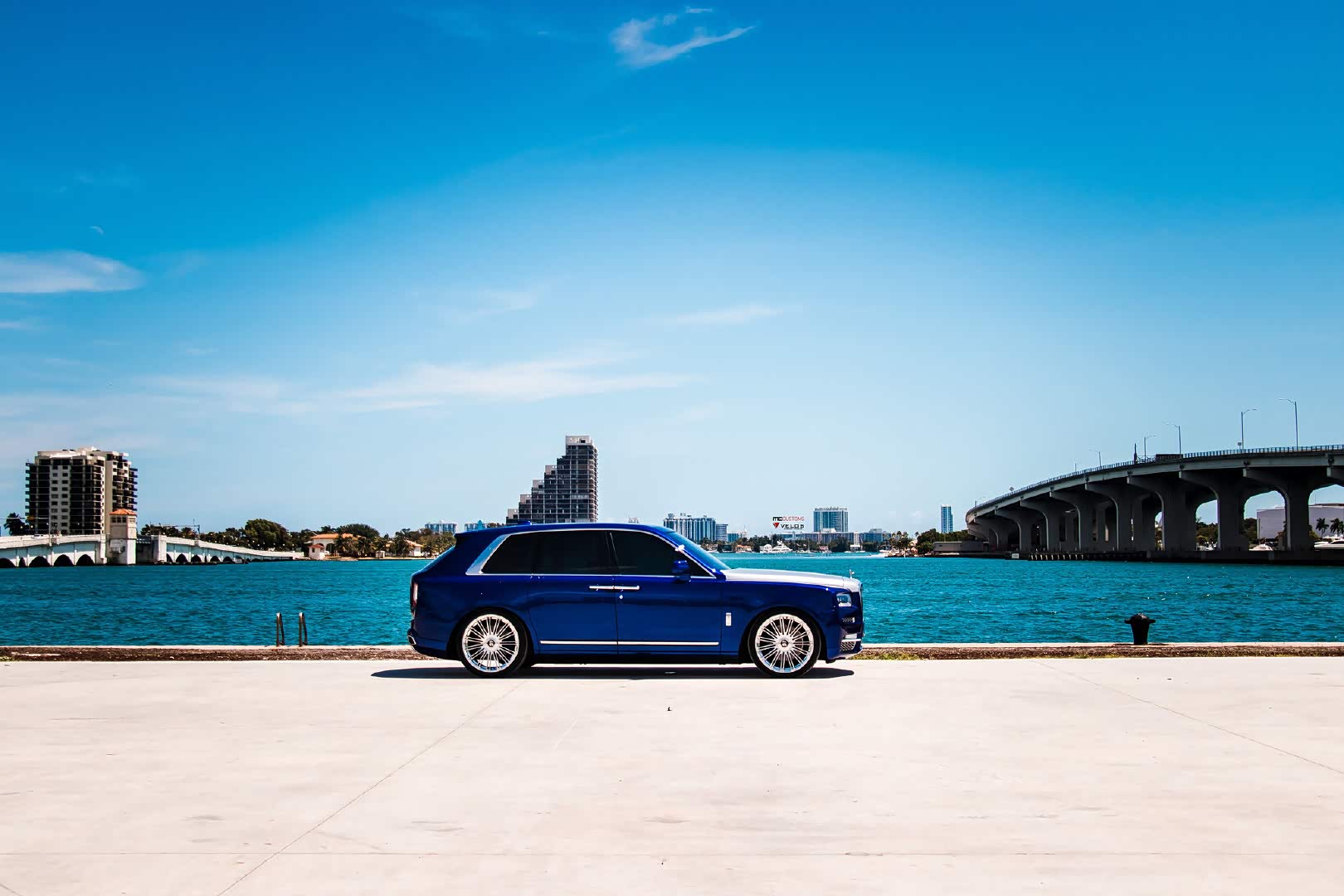 深蓝色劳斯莱斯库里南,轮毂很搭,简直不要太漂亮.