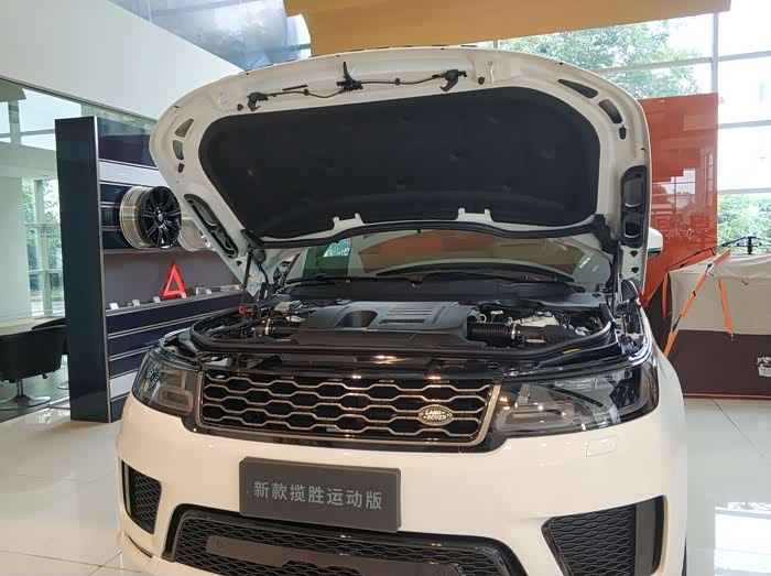 像这样车动力方面应该绝对会弱,打开引擎盖板.