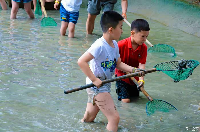 停好宝来之后,织好渔网后,小朋友们就开始出动啦