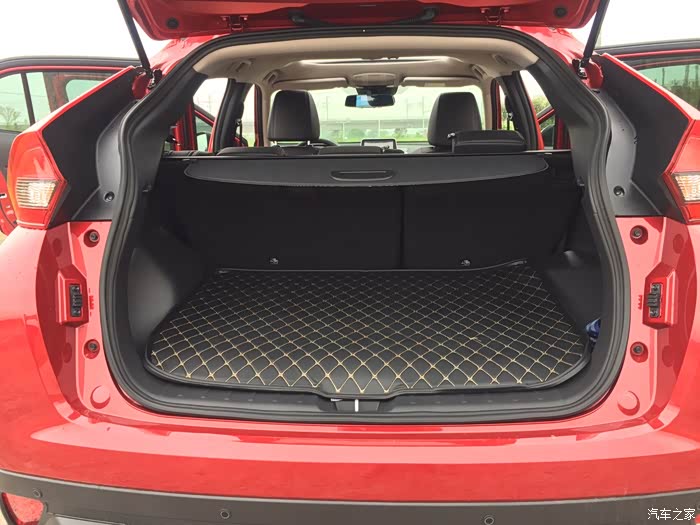 溜背式设计很好看,让车身看起来修长,后备箱空间略小,上边的帘子是