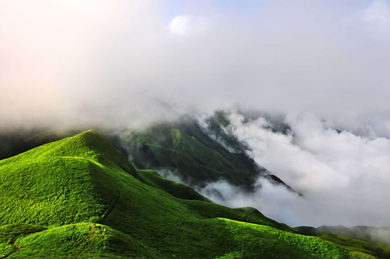 越城岭山势陡峭山岭上有高山草甸