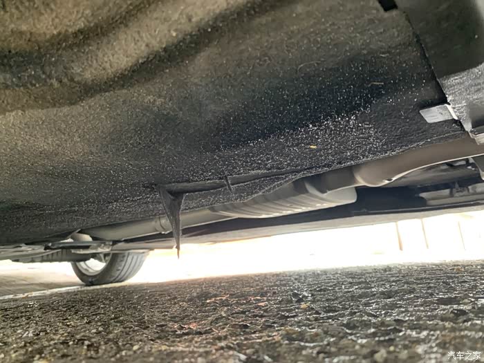 奥迪a4l底盘护板刮蹭