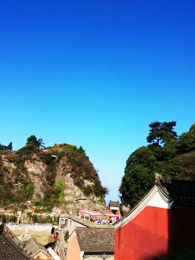 五龙宫位于武当山天柱峰以西的五龙峰山麓,灵应峰下,前为金锁峰