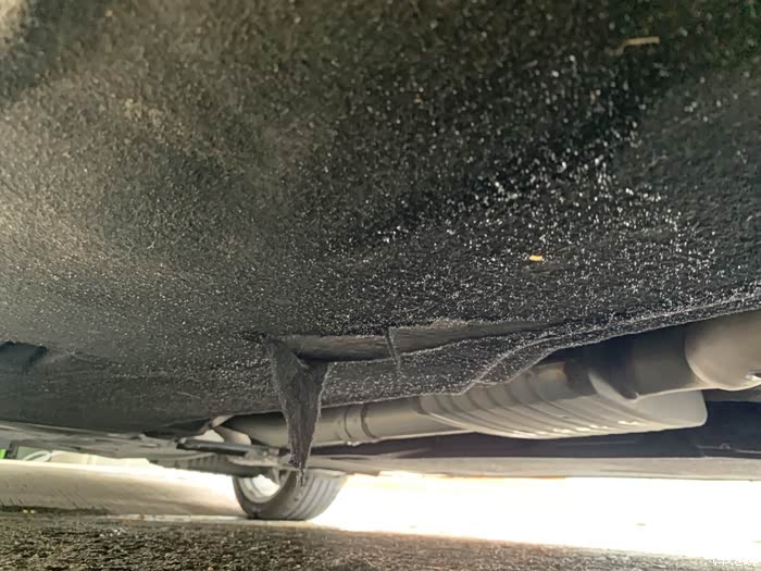 奥迪a4l底盘护板刮蹭
