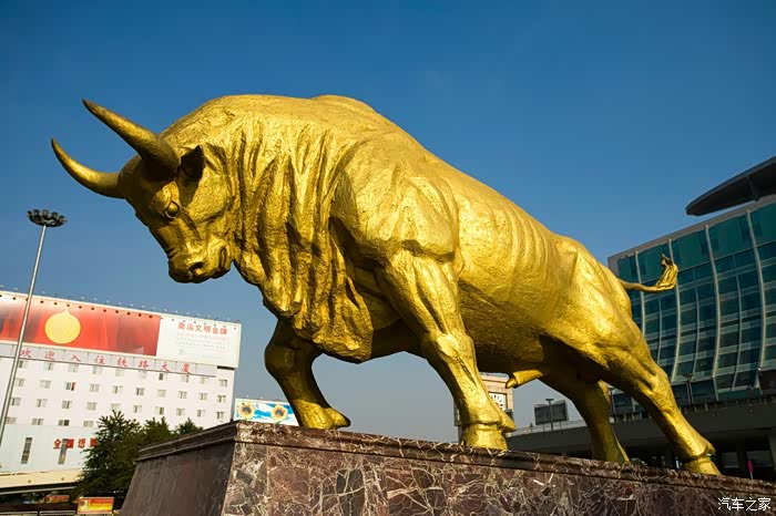 昆明火车站的大金牛,感觉很土豪