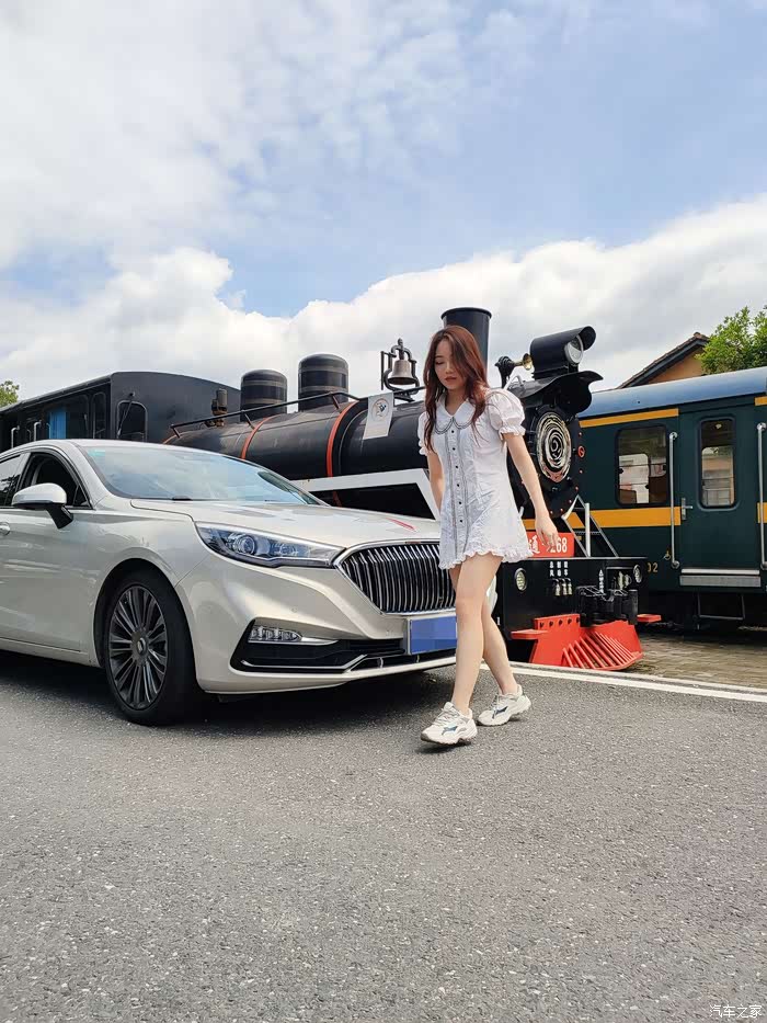 自己当车模红旗h5户外写真集