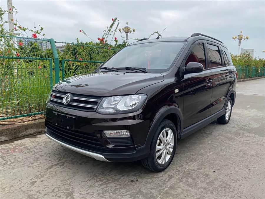 东风风光370在面包车里面的颜值还是算不错的了