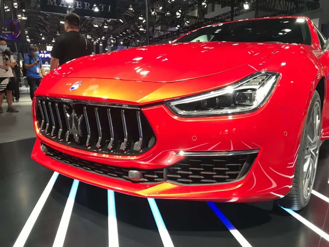 车身采用独特的rosso magma岩浆红车漆