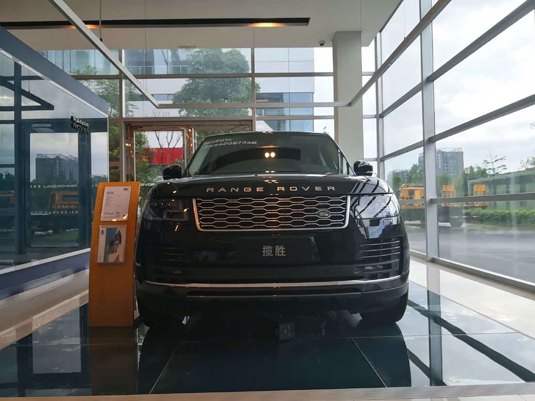 路虎揽胜传世加长版,加长版的最低配车型,优惠后不到150万