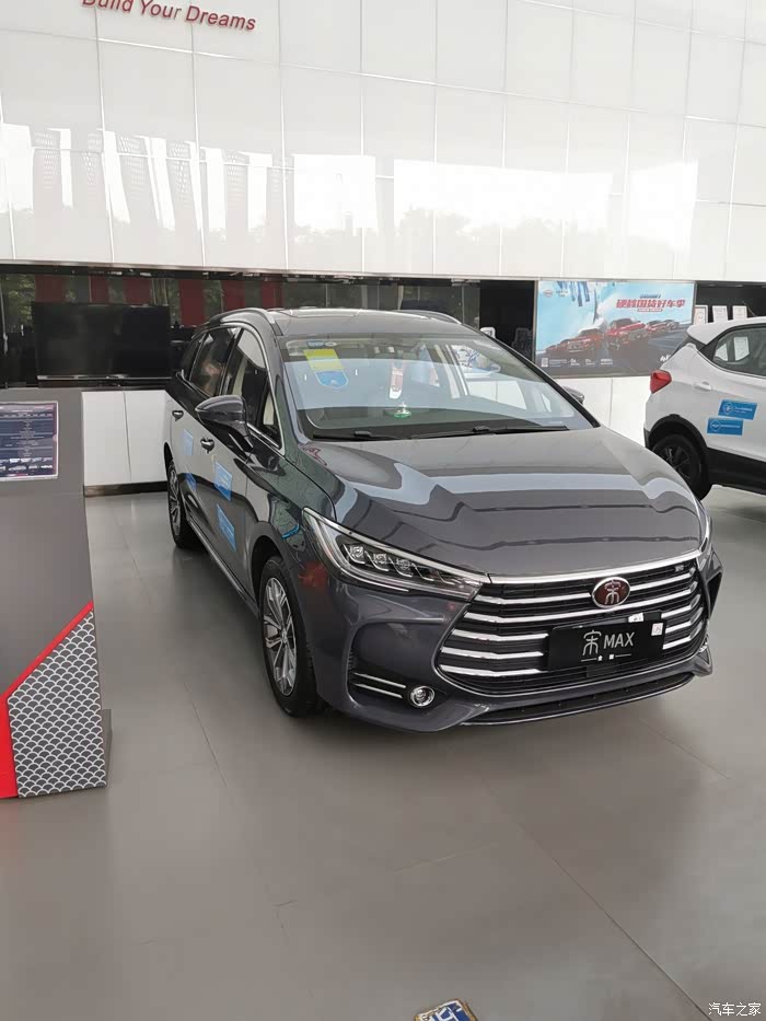 到4s店看到了一款灰色的宋max,以前看了宣传页上没见过这个颜色,看到
